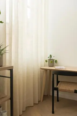 a room with a table and a curtain at NOX Logies, vakantiewoning en polyvalente ruimte in Grimbergen