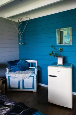 a room with a blue wall and a refrigerator at Stijl en kleur in Diest