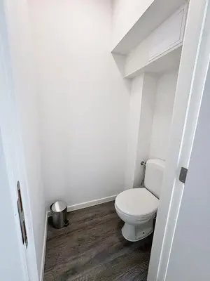 a bathroom with a white toilet in a room at Élégant appartement une chambre in Brussels