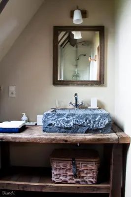 a bathroom with a sink and a mirror at Gastenlogies Blauwe Schaap in Ranst