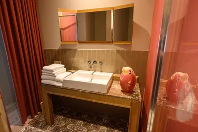 a bathroom with a sink and towels on a counter at De Visitatie Rupelmonde in Rupelmonde