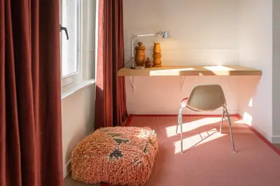 a desk and a chair in a room at De Visitatie Rupelmonde in Rupelmonde