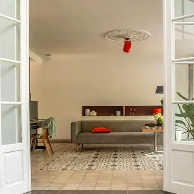 a living room with a couch and a table at De Visitatie Rupelmonde in Rupelmonde