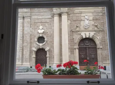 a window with flowers in front of a building at Hotel Muske Pitter in Mechelen