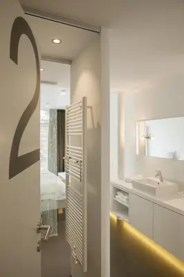 a bathroom with a sink and a mirror at Hotel Muske Pitter in Mechelen
