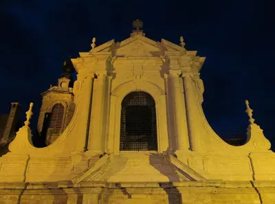 a large building with a tower at night at Hotel Muske Pitter in Mechelen
