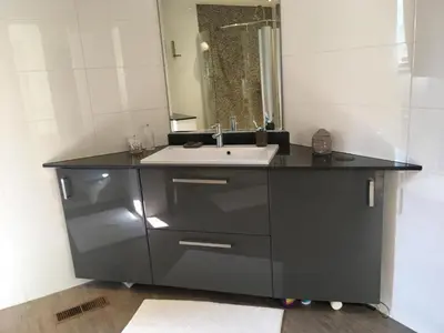 a bathroom with a sink and a mirror at Huis krekelhof in Antwerp