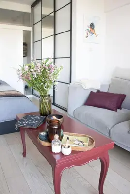 a living room with a coffee table and a couch at Cozy apartment - Super central in Brussels