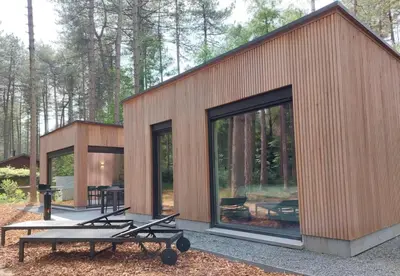 a small wooden house with a picnic table outside at Vakantiewoning in 't groen-Lille in Lille
