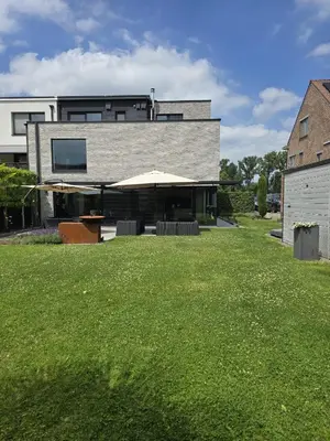 a house with a lawn in front of it at Tomorrowland Crib in de buurt van Boom in Schelle