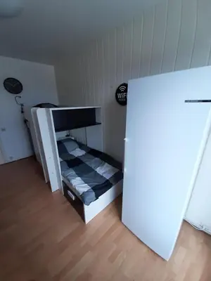 a small bedroom with a bunk bed in a room at Mazzimmo Boom in Boom
