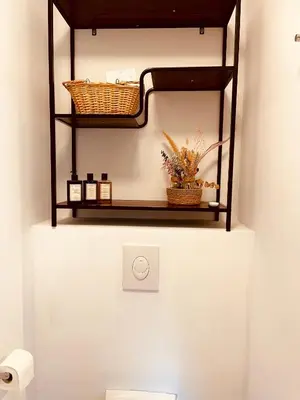 a shelf above a toilet in a bathroom at Zenitude in Tremelo