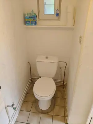 a bathroom with a toilet in a small room at Ontferming RwinteR in Mol