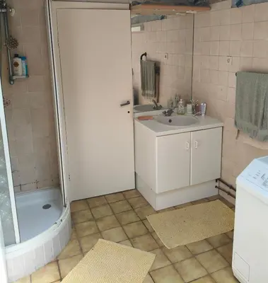 a bathroom with a sink and a shower at Ontferming RwinteR in Mol