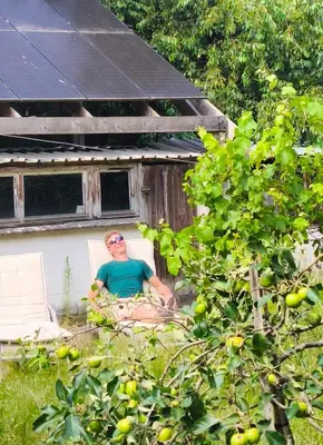 a man sitting in a chair in front of a house at Ontferming RwinteR in Mol