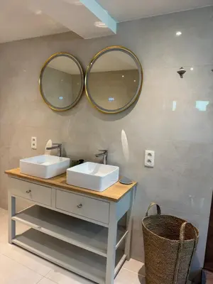 a bathroom with two sinks and two mirrors on the wall at Loft Cosy avec billard et à 10 minutes de l'aéroport de Zaventem in Machelen