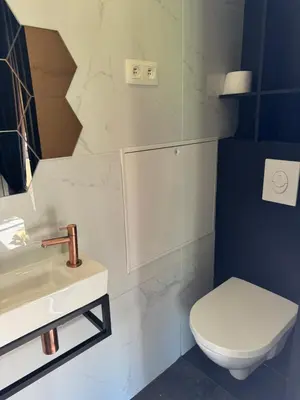 a bathroom with a toilet and a sink at Loft Cosy avec billard et à 10 minutes de l'aéroport de Zaventem in Machelen