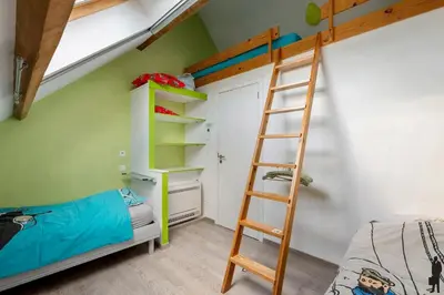 a room with a bunk bed and a ladder at Klavertje Lier Pallieter in Lier
