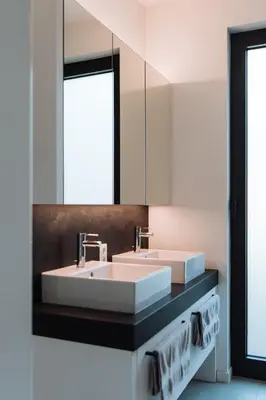 a bathroom with two sinks and a mirror at Knuscabin in Lille