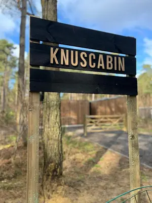 a wooden sign with the name at Knuscabin in Lille