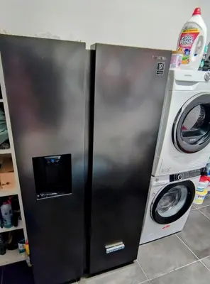 a refrigerator next to a washing machine in a kitchen at Rustig gelegen woning in Tielrode in Temse