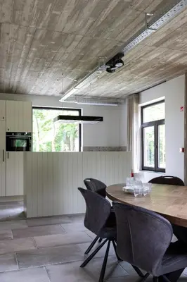 a dining room with a wooden table and chairs at Comfortabele groepswoning voor 8 met ruimte tuin in Turnhout