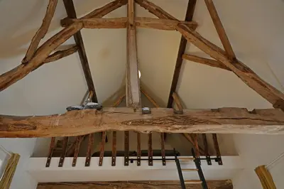 a room with a wooden ceiling with wooden beams at Bakkershuisje Kraneveldhoeve in Haacht
