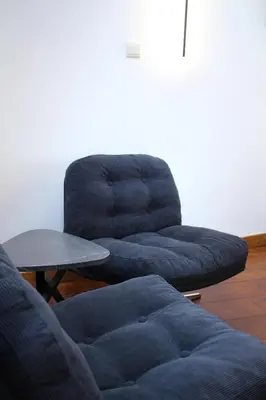 a living room with a blue couch and a table at Diesters huisje in Diest