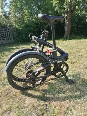 a bike parked in the grass in a field at Meerdael Refuge Appartement in Oud-Heverlee