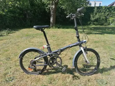 a bike parked in the grass in a field at Meerdael Refuge Appartement in Oud-Heverlee