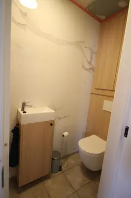 a bathroom with a toilet and a sink at Huisje Nostalgie in Laakdal