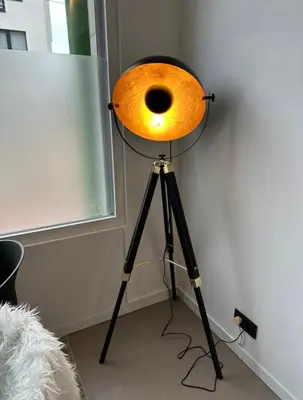 a light on top of a tripod in a room at Antwerp West Side ,airco in Zwijndrecht