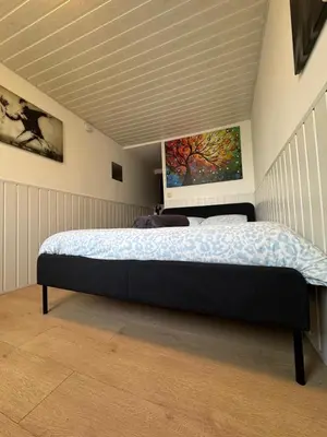 a bedroom with a bed in a room at Studio individuel in Dilbeek
