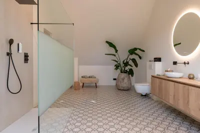 a bathroom with a sink and a toilet and a mirror at Logies De Hoeven in Kasterlee