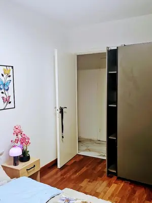 a bedroom with a door leading to a closet at Chambre meublée chez l'habitant a uccle in Brussels