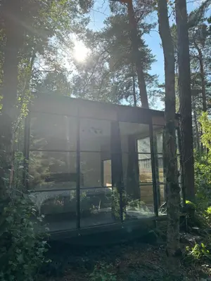 a glass house in the middle of a forest at TerraVenturia - Natura Pirsch in Rixensart