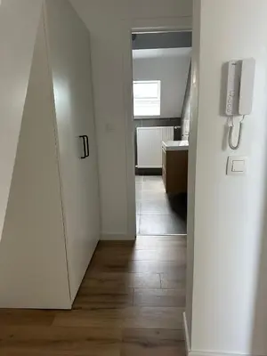 a hallway with a door leading to a bathroom at 3- Duplex Lumineux au coeur d'Ixelles in Brussels
