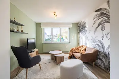 a living room with a couch and a tv at Adorable maison 3ch proche de Bruxelles-Tervuren in Tervuren