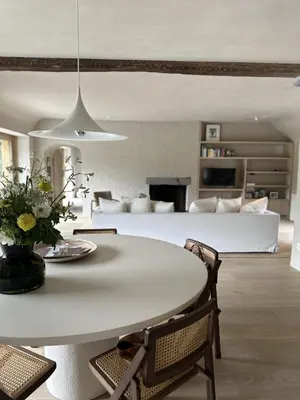 a living room with a table and a bed at De Middenblijk in Turnhout