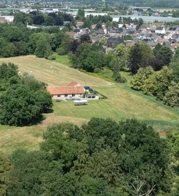 an aerial view of a house in a field at Gastenverblijf De Middenblijk in Turnhout