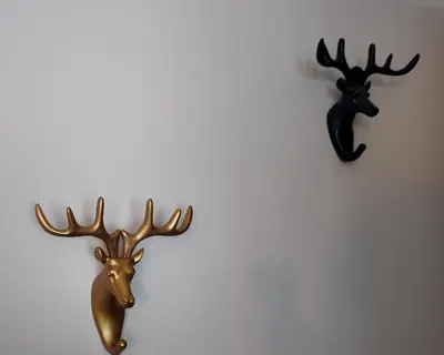 a pair of deer heads hanging on a wall at B&B Sleep140 in Assenede