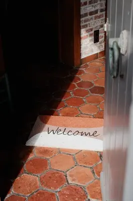 a welcome door mat with the word welcome written on it at Vakantiewoning Welle Weg in Berlare