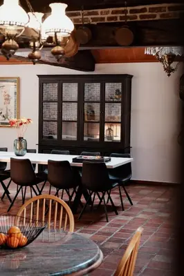 a dining room with a table and chairs at Vakantiewoning Welle Weg in Berlare