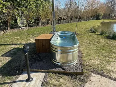 a metal tub sitting in the middle of a yard at Black Pearl in Hamme