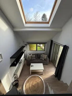 an overhead view of a living room with a skylight at Maison d'hôte Yourehome 2 belles chambres à louer individuellement dans un écrin de verdure in La Hulpe
