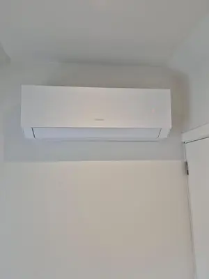 a white vent in the ceiling of a room at Huis ALNA 10 in Mechelen