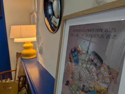 a picture on a wall with a lamp on a table at Geldmunt 37 in Ghent