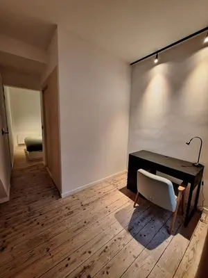 an empty room with a desk and a chair at Funky Jungle house - Rustig gelegen rijwoning in hartje Mechelen in Mechelen