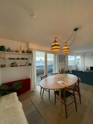 a living room with a table and chairs in a room at Zalig verblijf in hartje Gent in Ghent