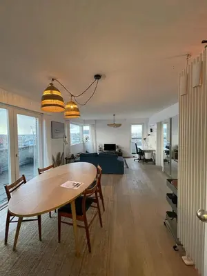 a dining room and living room with a table and chairs at Zalig verblijf in hartje Gent in Ghent